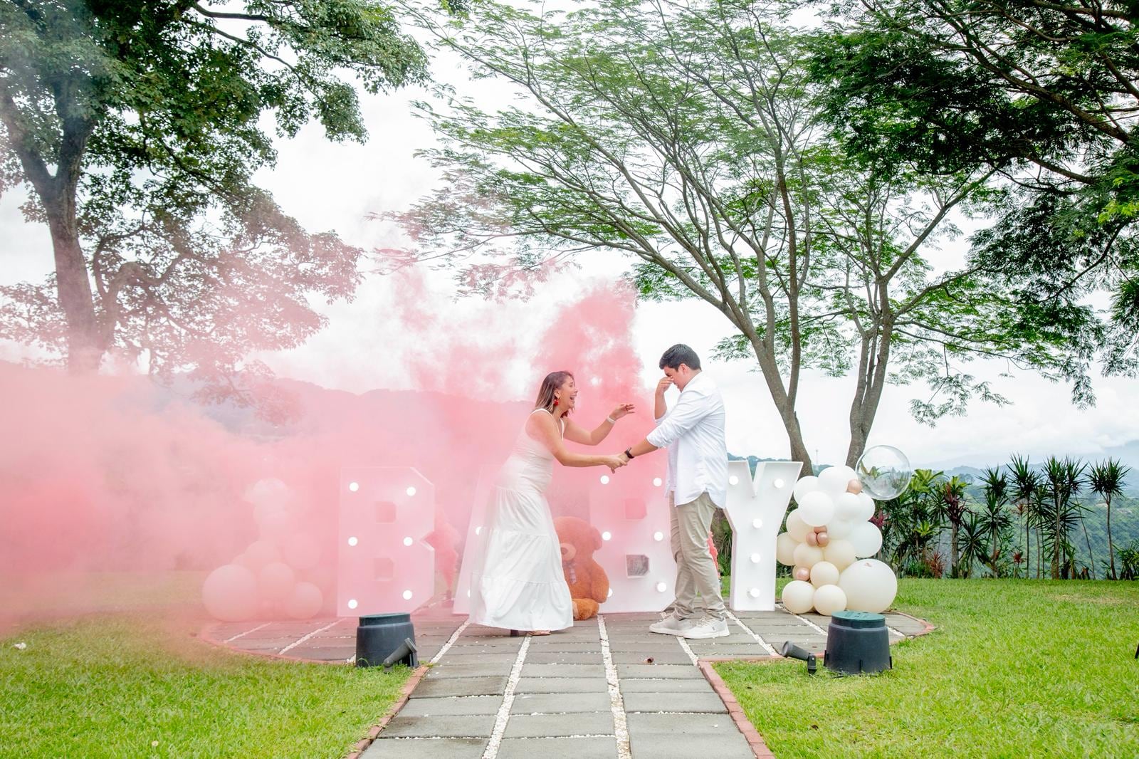 Periodistas Gabriela Durán y Kevin Barrantes esperan su primera hija