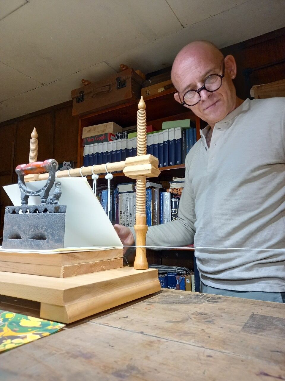 Don Luis Umaña, experto restaurador de libros, hizo una réplica del Acta de la Independencia para la municipalidad de Cartago