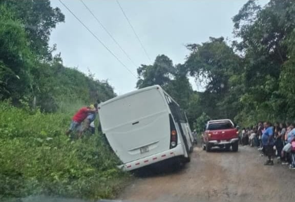 Problemas con buses y calles en Grano de Oro y Jicotea