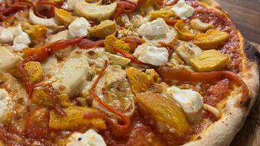 Restaurante tico le echa un ingrediente a la pizza que si los italianos se enteran... ¡les da algo!