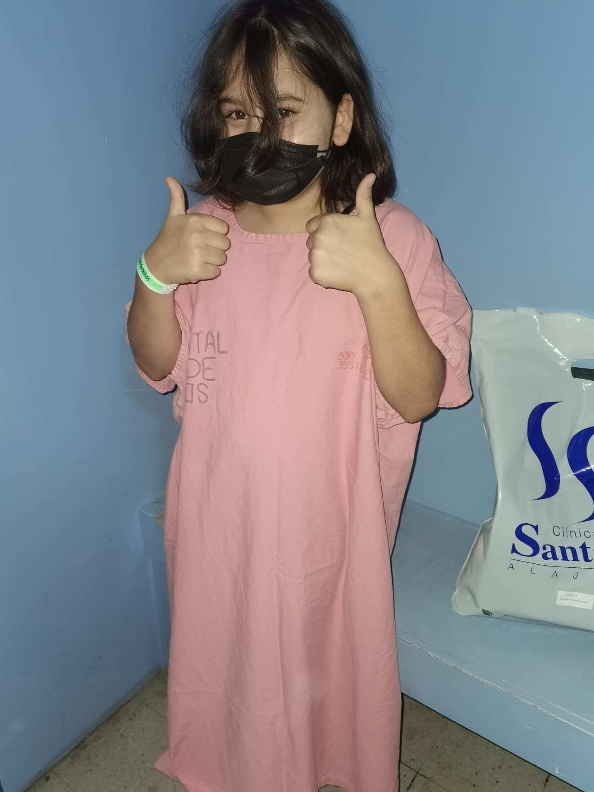 Amanda de los Ángeles Quesada Ramírez, es una niña de 10 años que, tras haber llegado a una cita al Hospital de Niños, se enamoró del proyecto de llenar corazones de metal con tapitas de botellas de plástico
