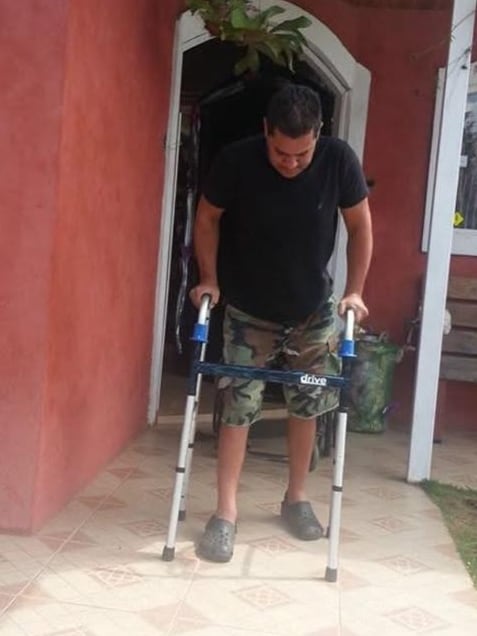 Oscar González no se dejó vencer: tras accidente ahora adapta carros para personas en silla de ruedas. A 12 años de quedar en silla de ruedas, vecino de Moravia creó su propio negocio y hoy le devuelve la libertad a decenas de ticos que usan silla de ruedas.