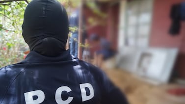 PCD allana casa de la que salió carro cargado con drogas y encuentra un lanzagranadas