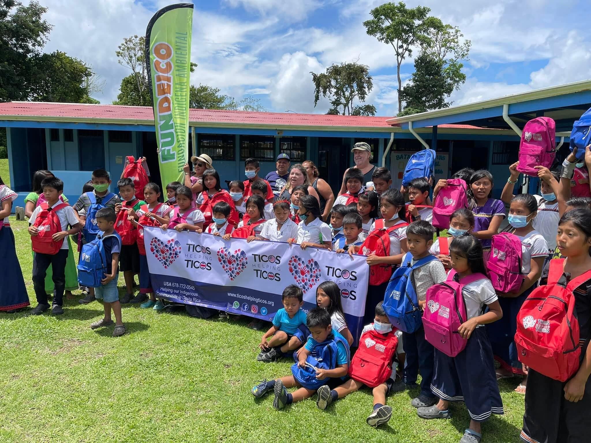 La fundación Ticos Helping Ticos (Ticos Ayudando a Ticos) se encarga en Estados Unidos de recoger dinero entre los ticos que viven en aquel país para, en febrero desde hace cuatro años, visitar alguna comunidad indígena y repartir maletines llenos de útiles escolares