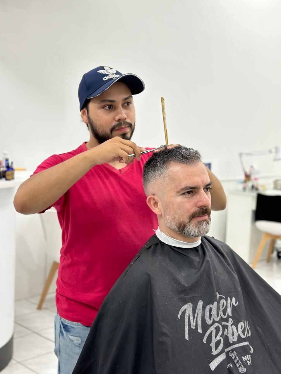 Jason Vargas López tiene 21 años y recién cumplió uno desde que abrió su barbería (Meraki Studio) en San Pedro. Poco a poco ha ido agrandando su clientela y considera que se debe a que comprendió que debe mezclar la moda del momento con los aprendizajes de la vieja guardia de barberos
