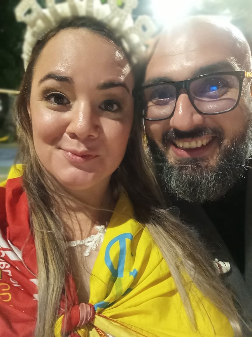 Juan Badilla y Andrea Hidalgo se casaron en San Joaquín de Flores mientras el Club Sport Herediano vencía a Saprissa para conquistar el título 32 y desatar una noche histórica en la provincia.