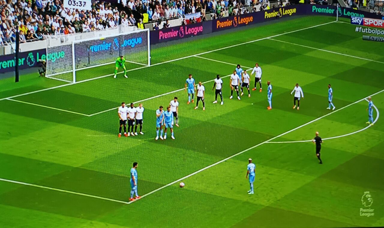 Doble línea marcada en tiro libre en Inglaterra