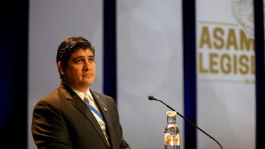 OPINIÓN: Pifió el presidente Carlos Alvarado al anunciar que se rebajó el salario