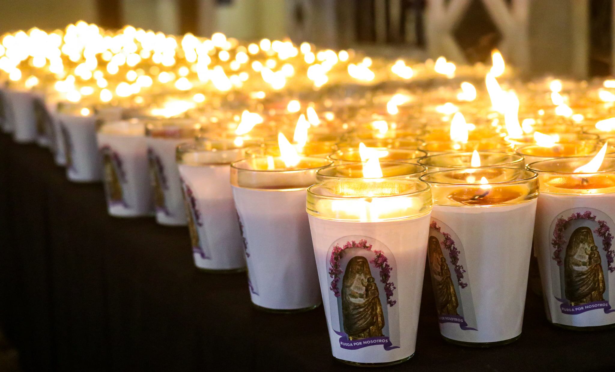 A los pies de La Negrita se pusieron tres mil velitas que representan los muertos del país debido al covid-19, el pasado 30 de julio.