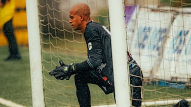 Portero Miguel Ajú celebra un premio que recibe a pocas semanas de llegar a Sarchí