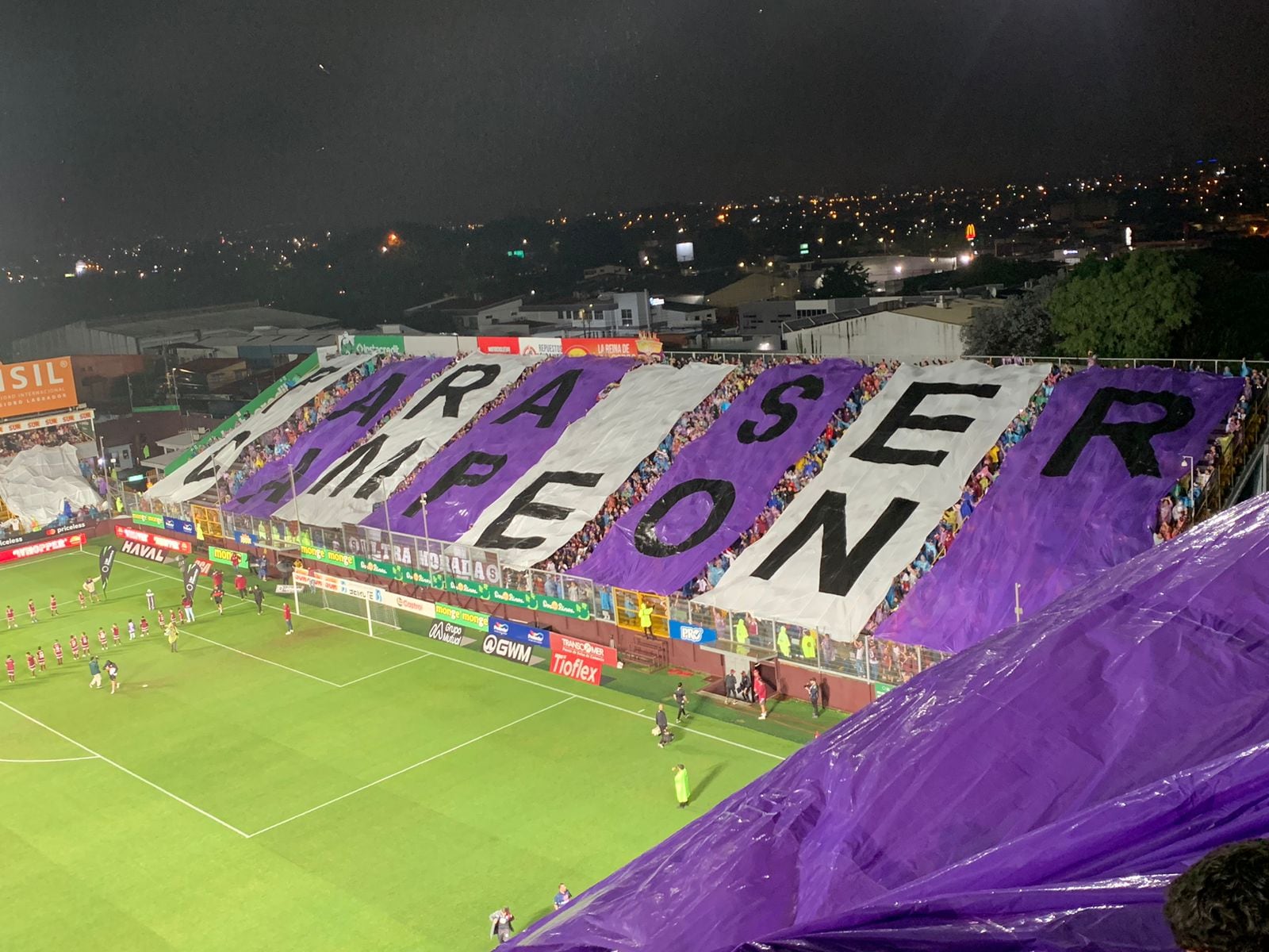 Recibimiento estadio Saprissa previo al clásico entre Saprissa y Alajuelense. Foto: Sergio Alvarado