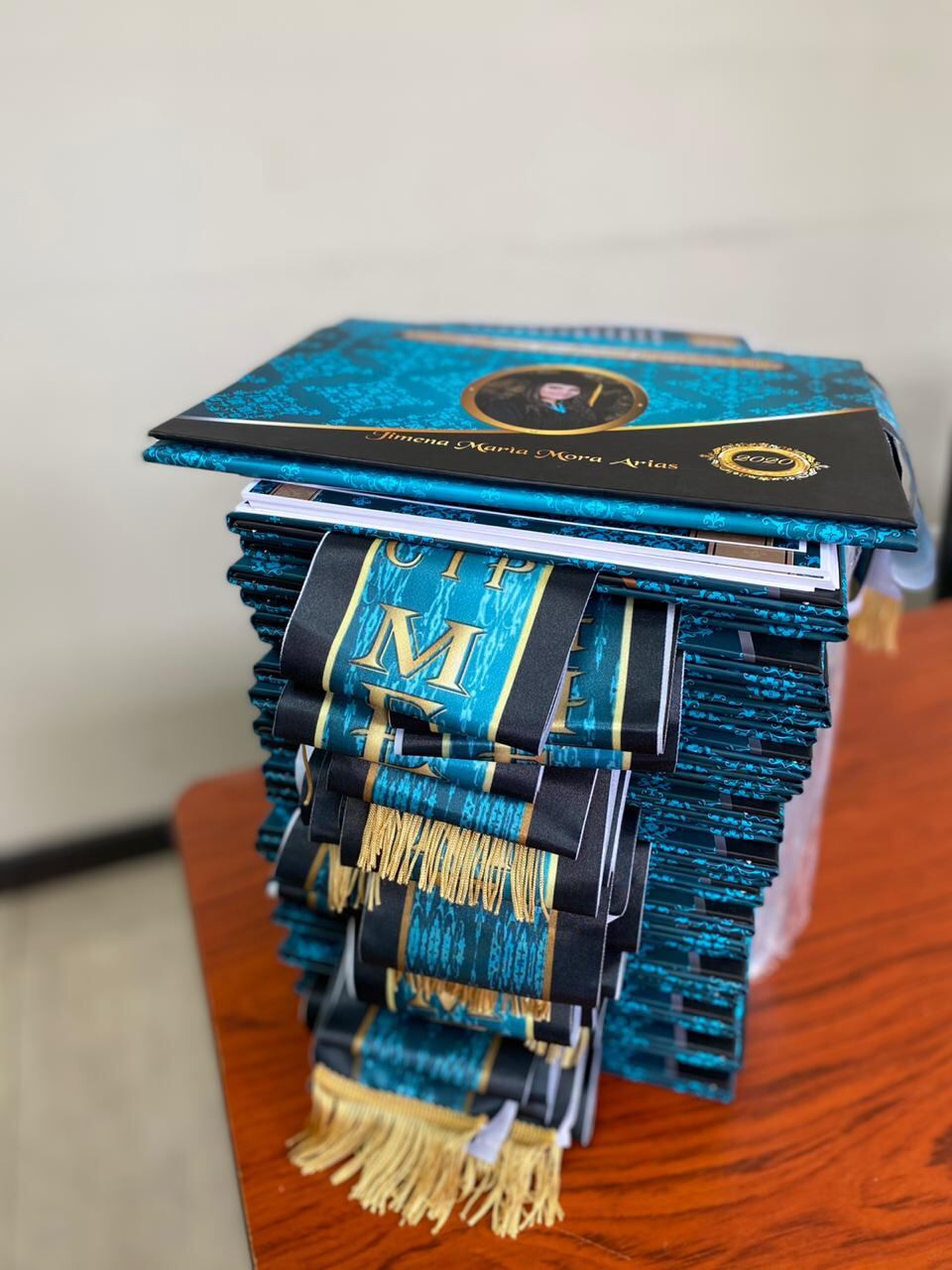 Atendiendo las recomendaciones de papás, estudiantes y los mismos educadores, así como las juntas administrativas, el ministerio de Educación confirma, siempre de la mano con el ministerio de Salud, que se va permitir que papá y mamá (dos adultos) vayan a la graduación de su hijo.