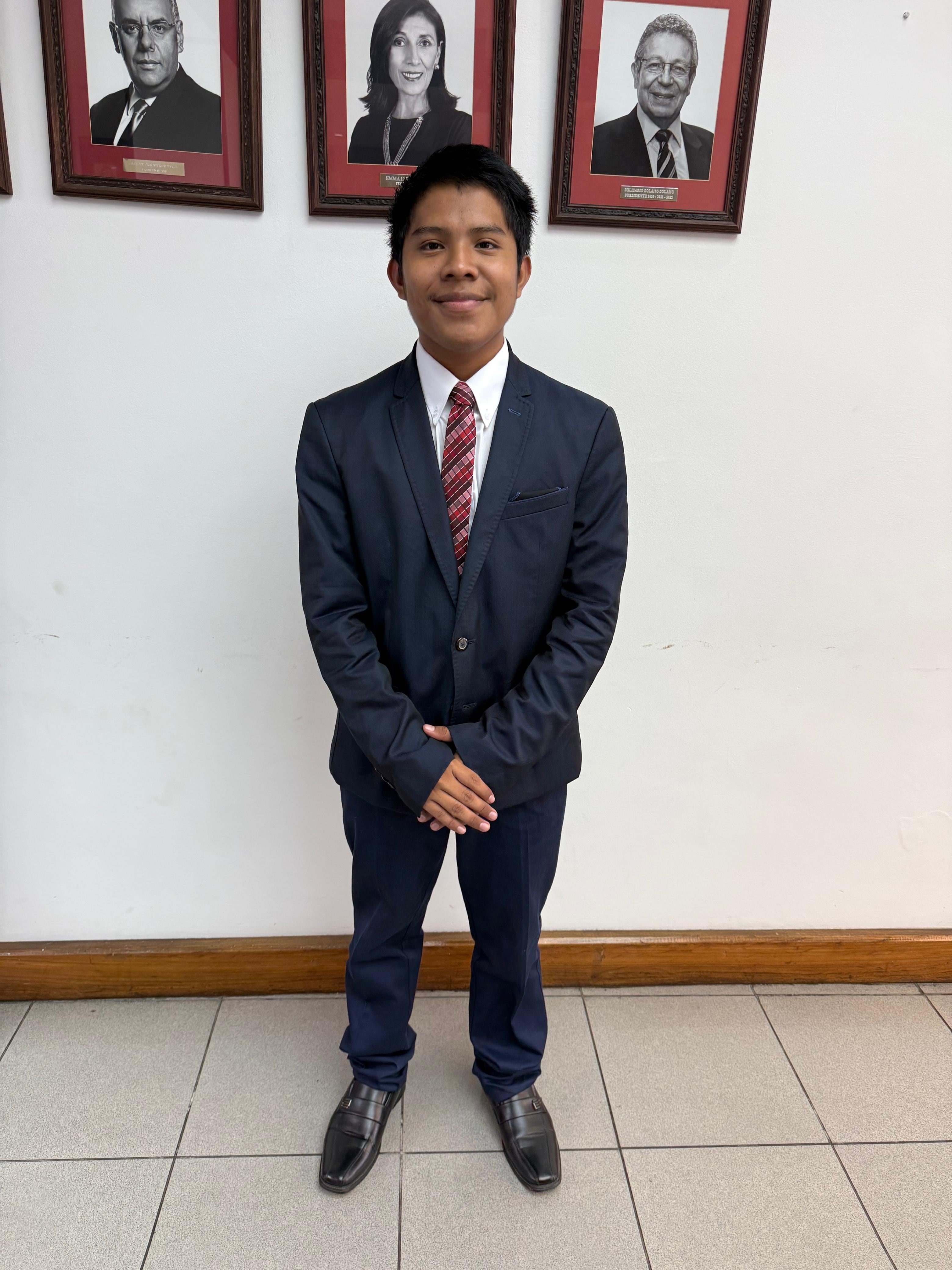 Wilbert Degracia, joven indígena de la comunidad Ngäbe, descubrió en un avión rumbo a Chile que venir de un territorio indígena no era un impedimento para llegar tan lejos como se lo permitieran los sueños.