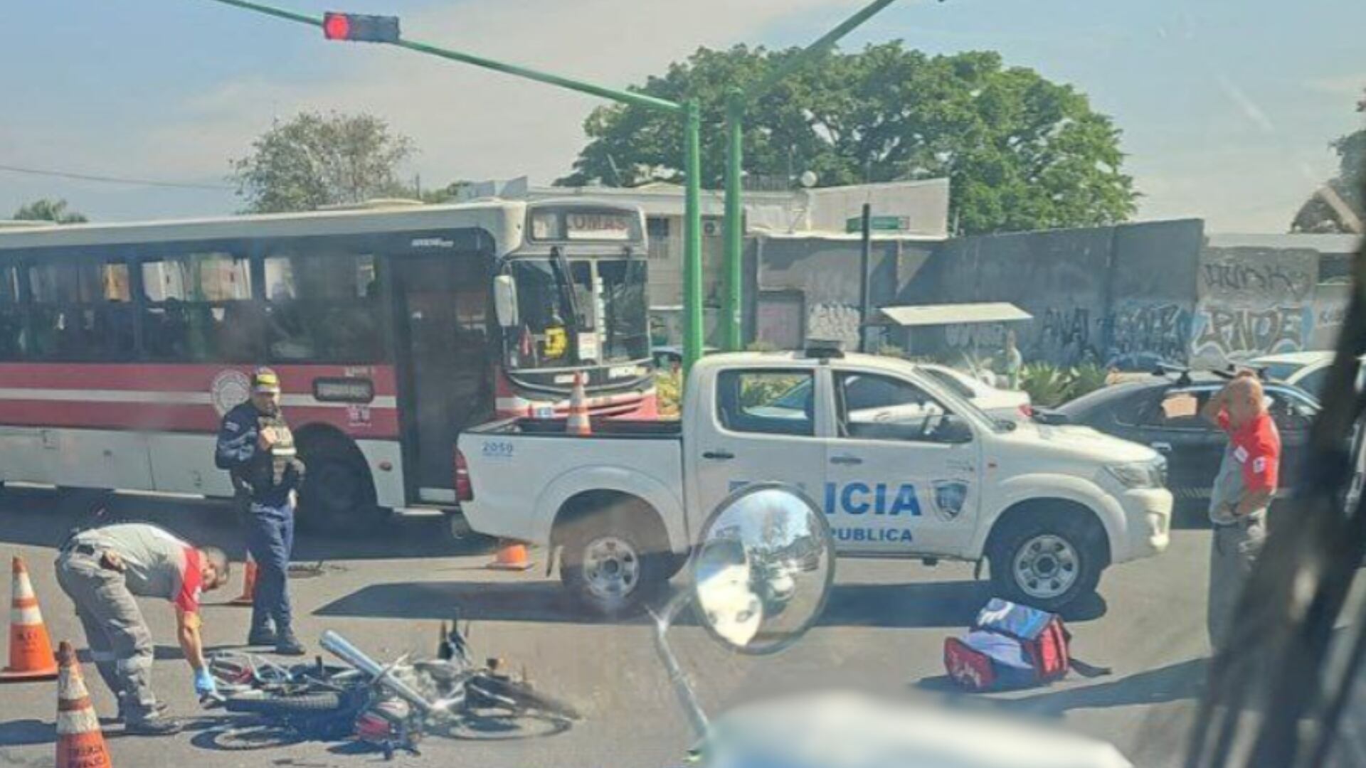 El cuerpo del motociclista quedó a pocos metros de su vehículo y del bolso de entregas, mientras las autoridades regulaban el tráfico en Paseo Colón.
