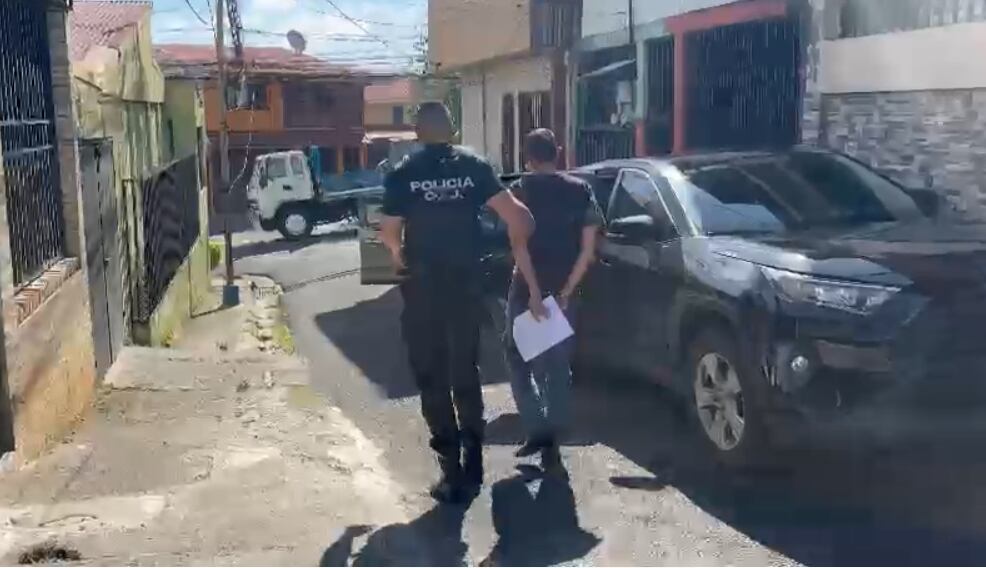 El OIJ detuvo a un notario de apellido Carrillo, de 61 años, sospechoso de 10 causas de falsedad ideológica, en Pavas. Foto: OIJ