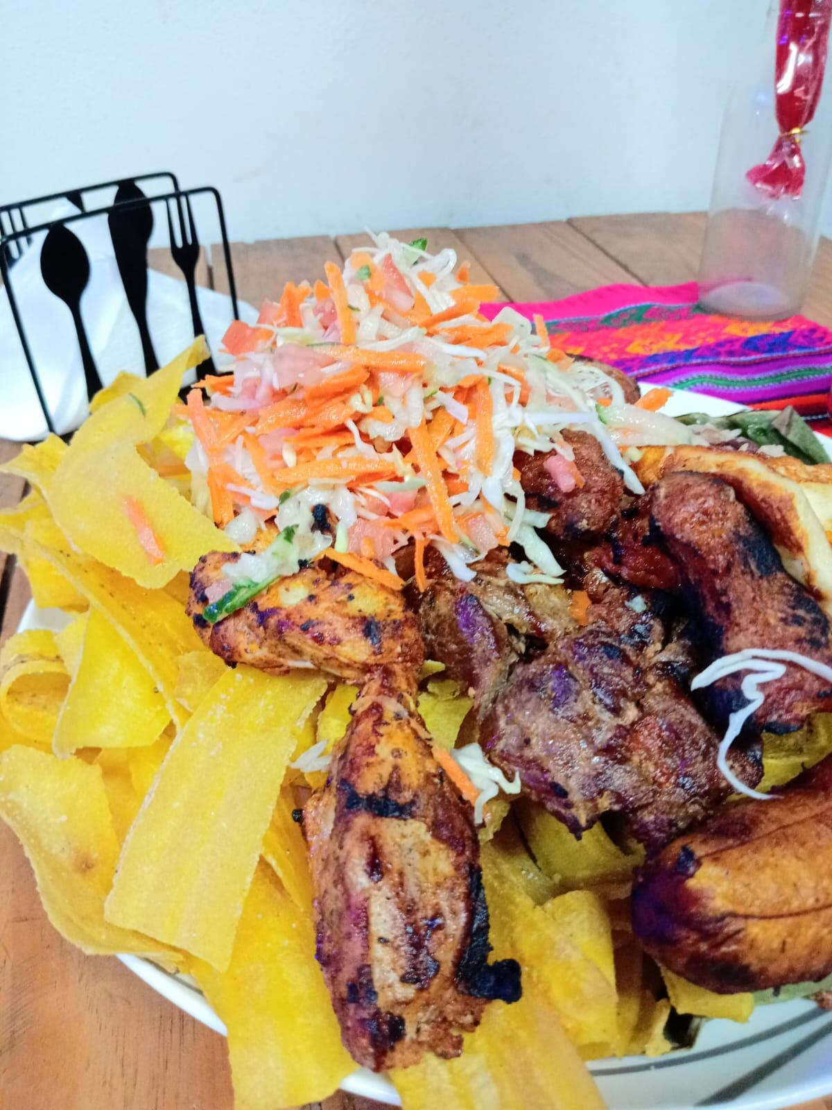 Meylin Peralta es una nicaragüense que pasó de trabajar en sodas a tener su propio local de Antojitos Nicaragüenses