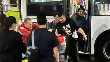 Hombre sufre amputación de brazo aparentemente por sacarlo por ventana de bus