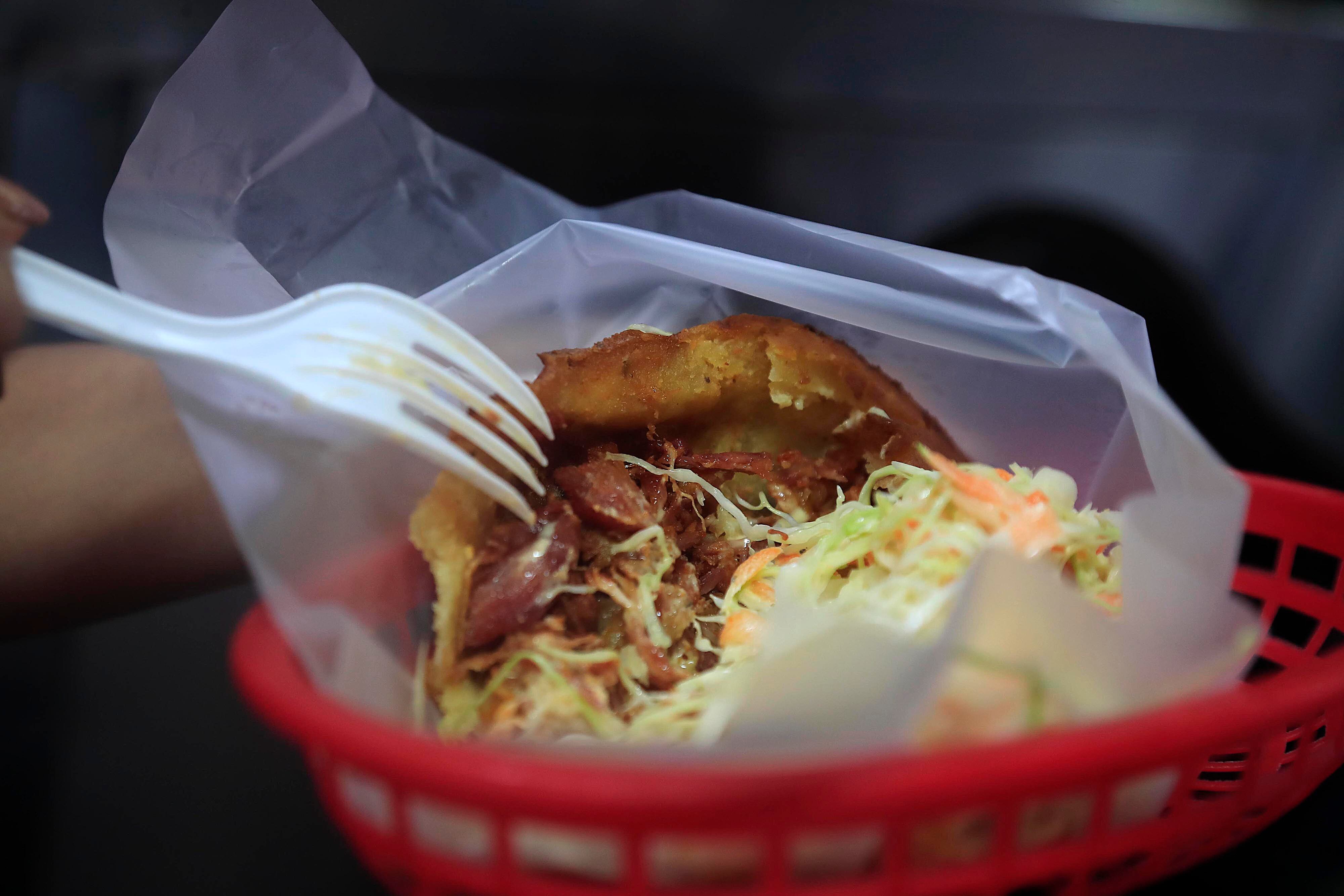 30/08/2023 San José. Soda El Frontón, frente al costado sur del OIJ, y su especialidad las empanadas, se mantiene vigente desde 1948. Aunque preparan casi todo tipo de comidas rápidas, sin duda son las empanadas su carta de presentación. Son tan buenos que muchos llegan, las piden y ahí mismo en la acera, de pie, las degustan.