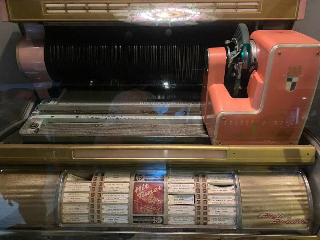 Don Carlos Felipe Huezo confirma que su restaurante Friday's está en venta