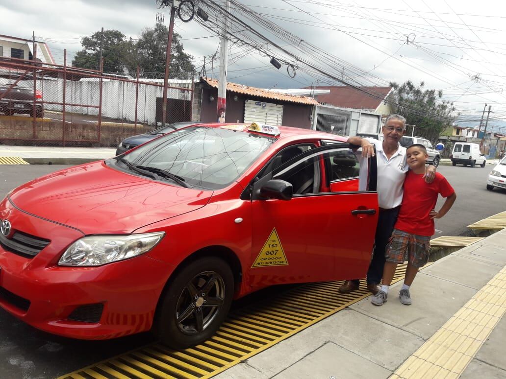 El taxista Édgar Araya Villalobos  se ganó en octubre del 2010 un Coraxi nuevo de paquete, el cual maneja hasta el día de hoy. En la foto sale el nieto, Carlos Alberto Solís Araya.
