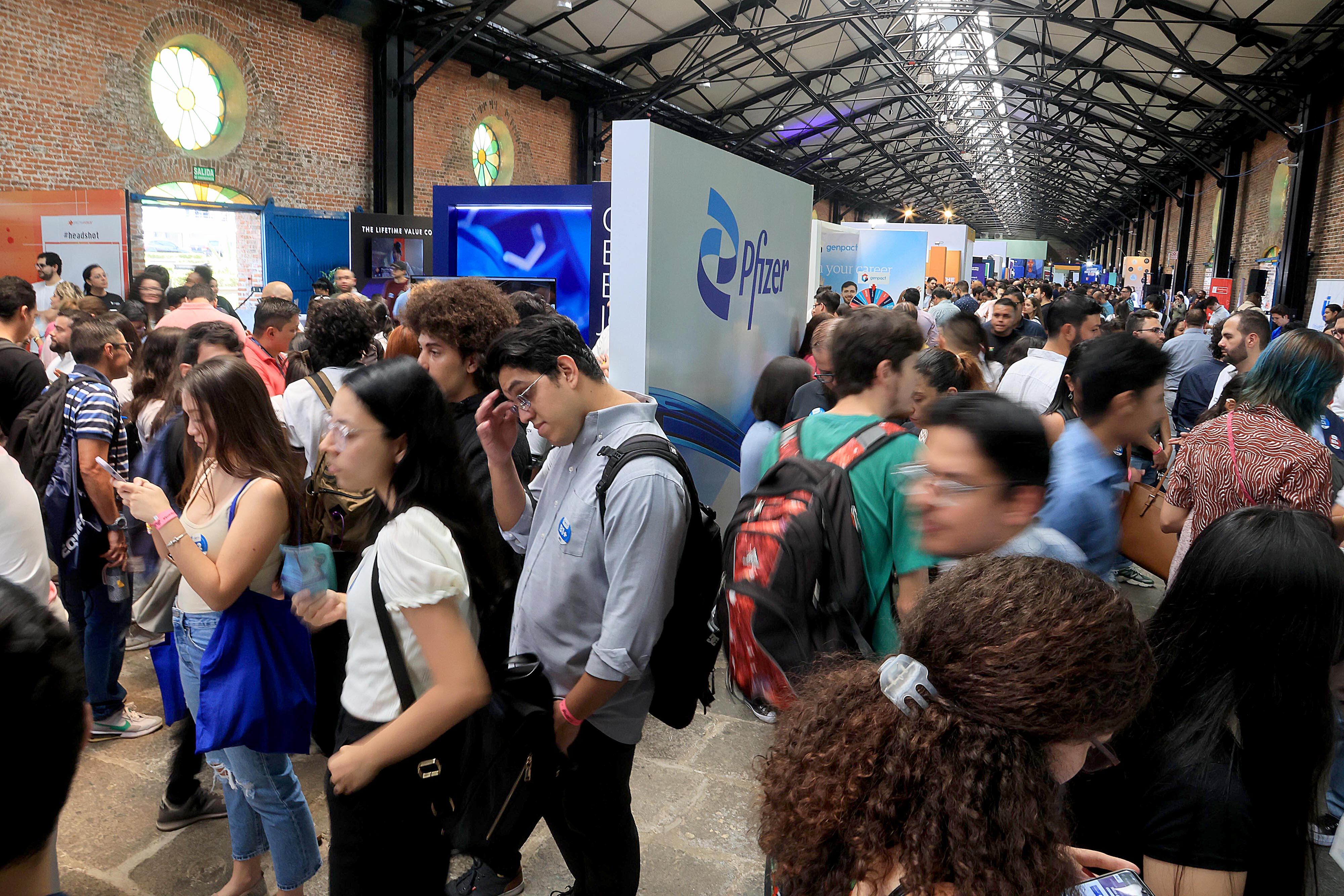 05/04/2024 Antigua Aduana, San José. Cientos de personas asistieron este viernes, desde muy temprano, a la feria de empleo multilingüe. Foto: Rafael Pacheco Granados