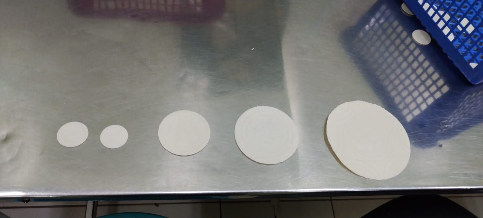 El pasado martes 28 de marzo, como a las 11 de la mañana, el tallercito de hostias de la Conferencia Episcopal nos abrió sus puertas para que pudiéramos compartir con ellos justo en una época cargaditica de trabajo, los días antes de Semana Santa