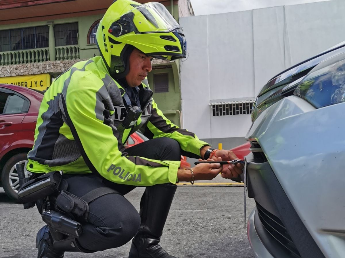 La multa por parquear en una zona prohibida comienza en los 61.000 colones y de ahí puede seguir subiendo según la falta. Foto: Cortesía MOPT.