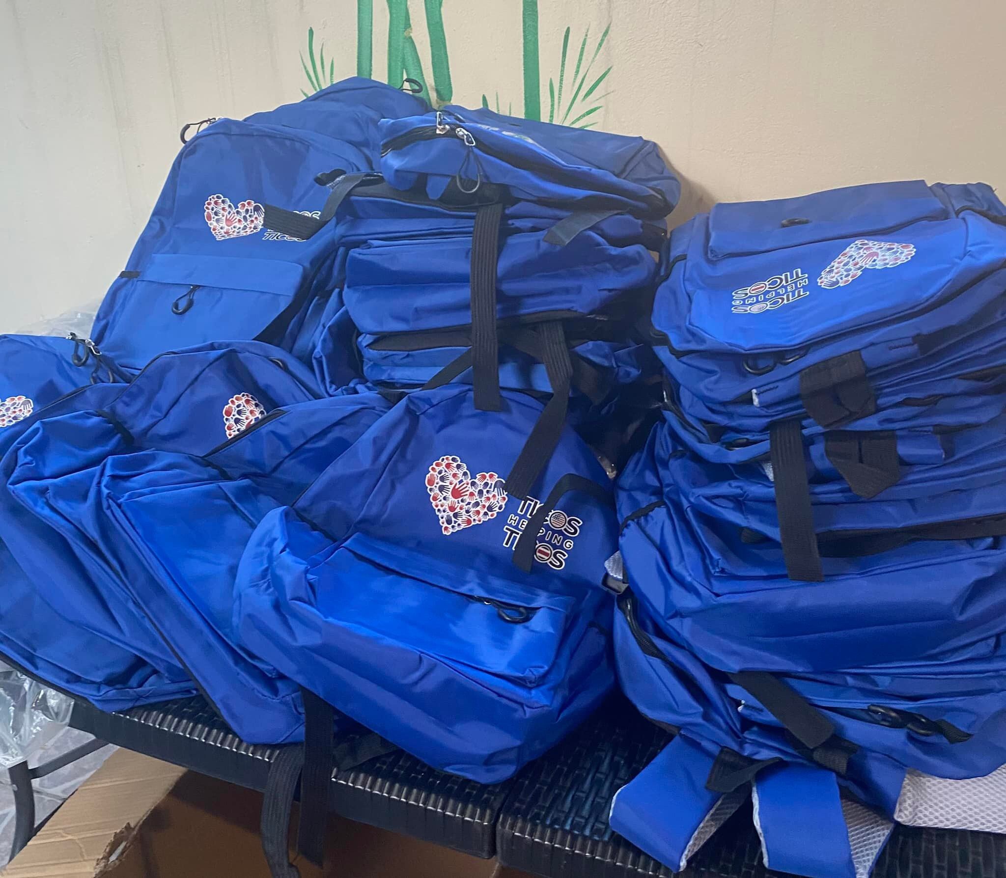 La fundación Ticos Helping Ticos (Ticos Ayudando a Ticos) se encarga en Estados Unidos de recoger dinero entre los ticos que viven en aquel país para, en febrero desde hace cuatro años, visitar alguna comunidad indígena y repartir maletines llenos de útiles escolares