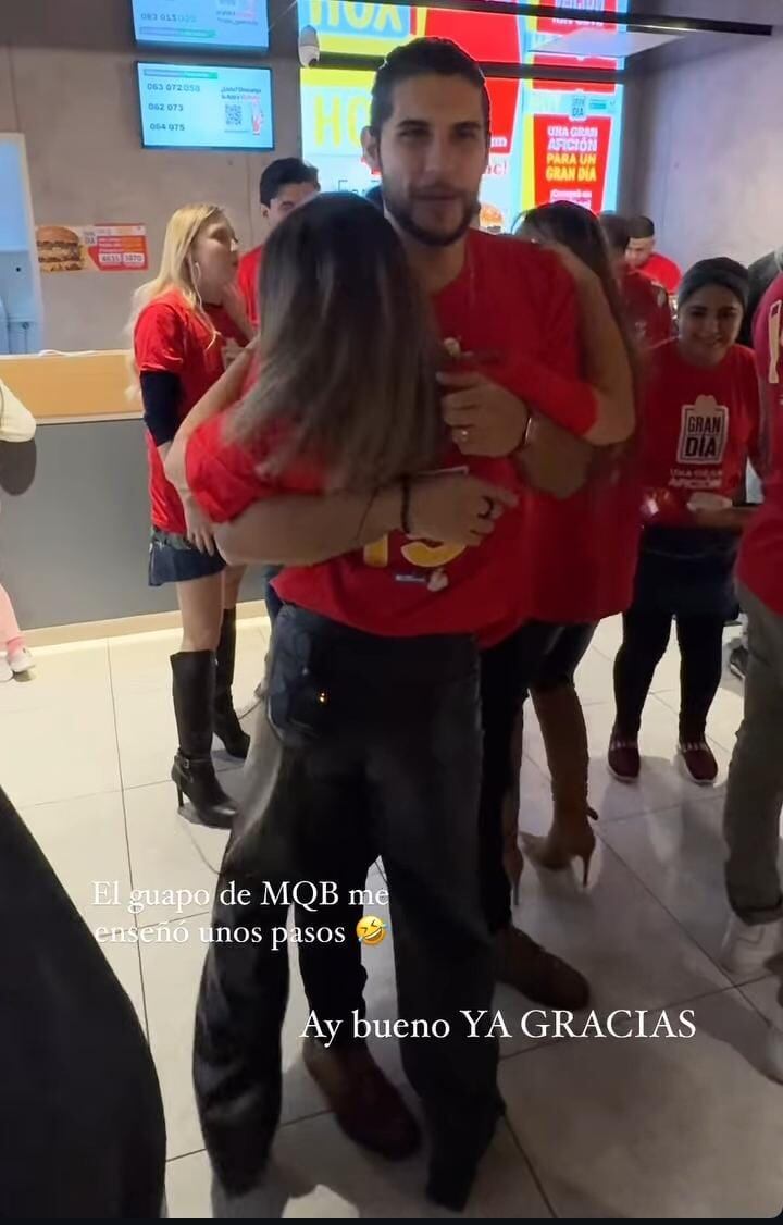 César Abarca sacó a bailar a Johanna Villalobos