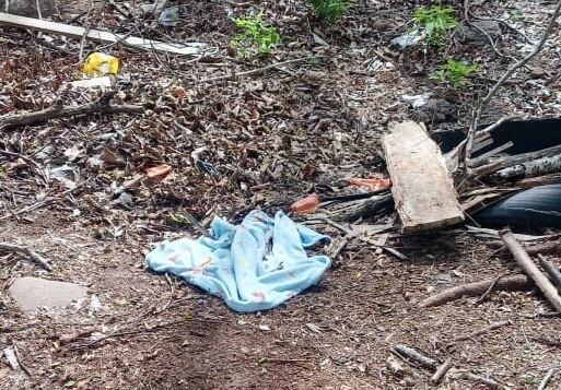 Hallan feto envuelto en cobija en Puntarenas. Foto cortesía.