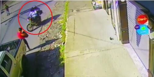 Dos asaltantes huyen con más de ¢3 millones de joyería en Pococí. Foto Reyner Montero.