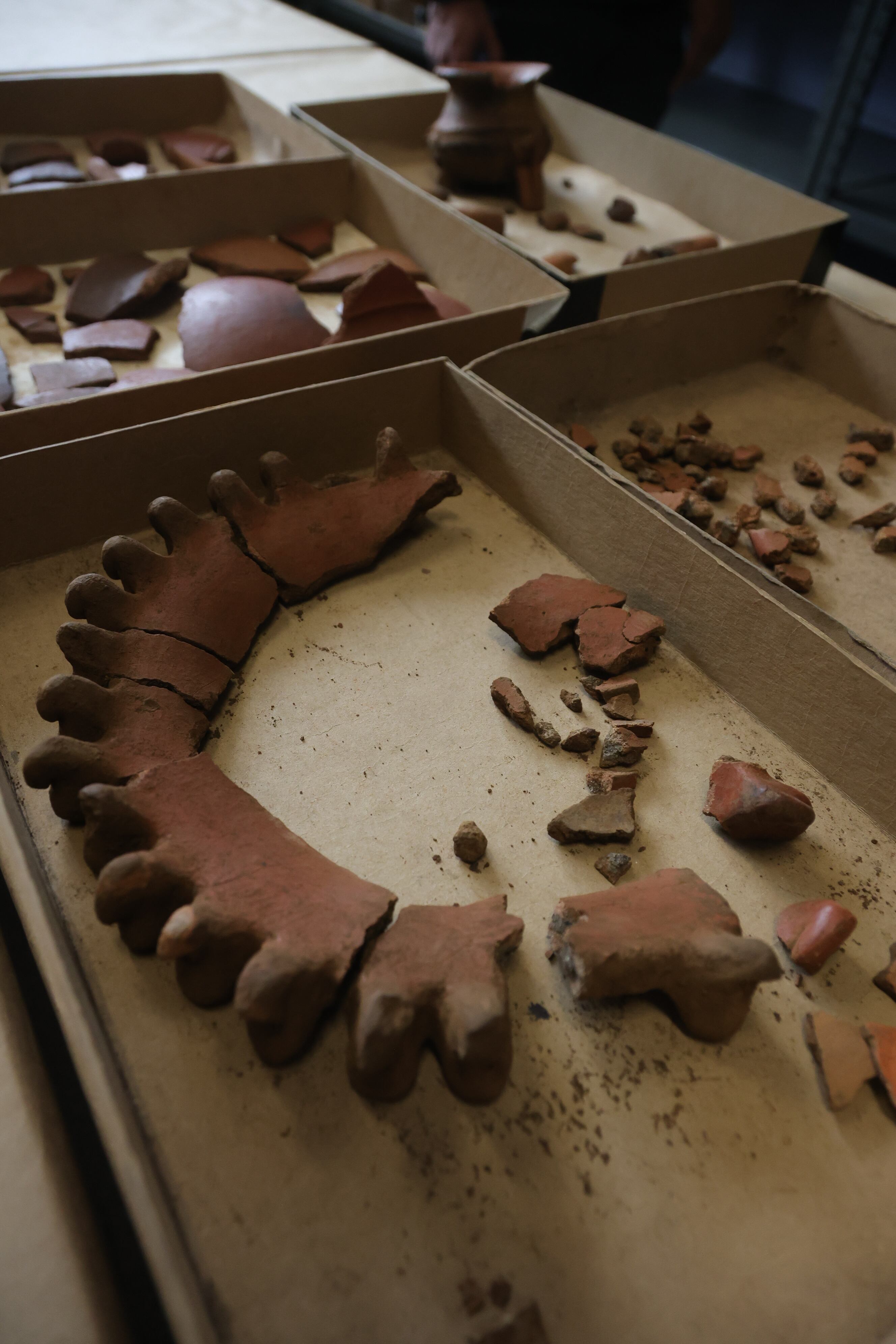 fotos de las piezas de cerámica que fueron encontradas en una construcción en Alajuela.