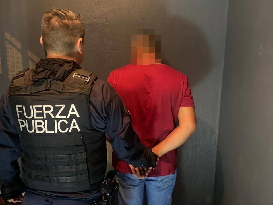 Sospechosos de violencia intrafamiliar detenido en Los Guido. Foto MSP.