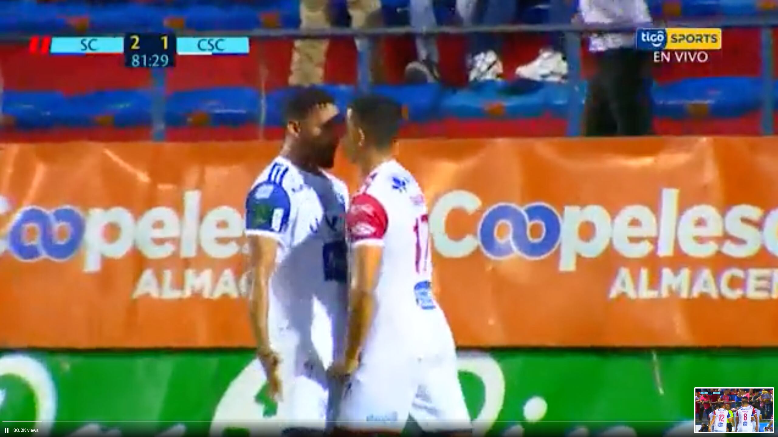 Momento en que el delantero Marcel Hernández le reclama a sus compañeros por errores defensivos en el juego contra San Carlos. Captura de video.