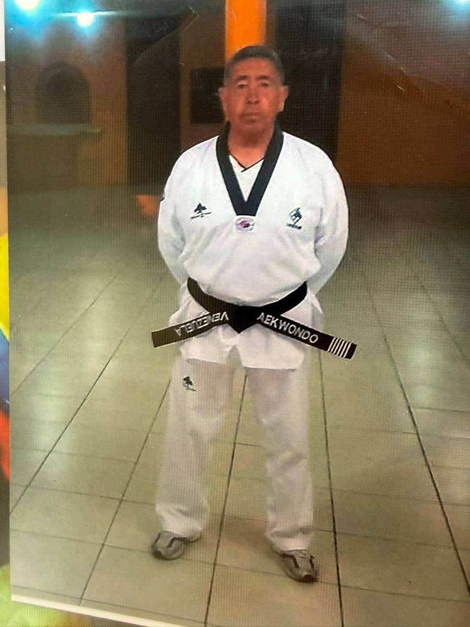 Jorge Asimbaya Rodríguez se enfrentó a Chuck Norris sobrevivió a una bacteria que obligó a amputarle una pierna. Hoy, desde Costa Rica, sigue formando campeones y asegura que su mayor victoria fue no rendirse.