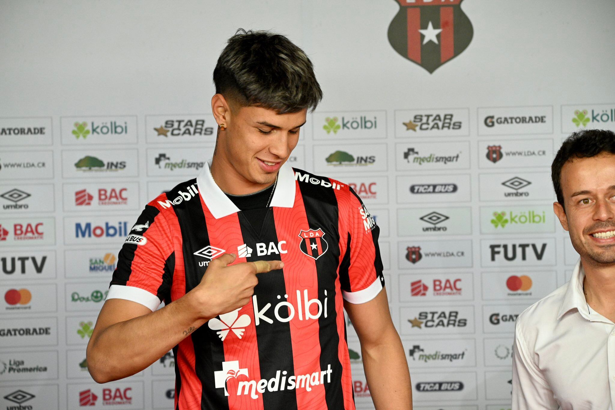 Fernando Lesme fue presentado este sábado en Alajuelense. Foto: Prensa LDA