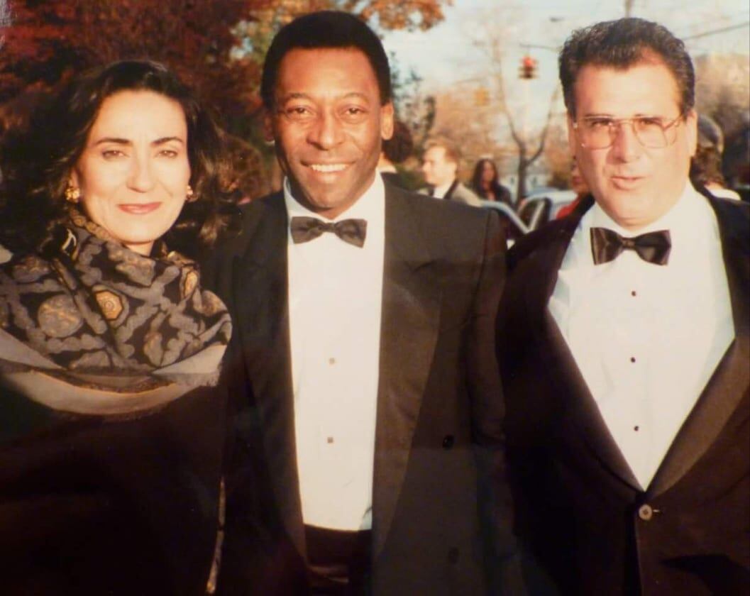 Arnoldo Ramírez Zamora nació el 3 de abril de 1944 en Chepe, específicamente en barrio México, lugar en el que vivió hasta los 11 años para después irse (en 1955) con su familia a Estados Unidos en donde muchos años después se hizo amigo de la mayor gloria brasileña del fútbol de todos los tiempos y considerado el mejor futbolista de toda la historia, Edson Arantes Do Nascimento, Pelé. En la foto Arnoldo está con su esposa, Julia Ramírez y con Pelé.