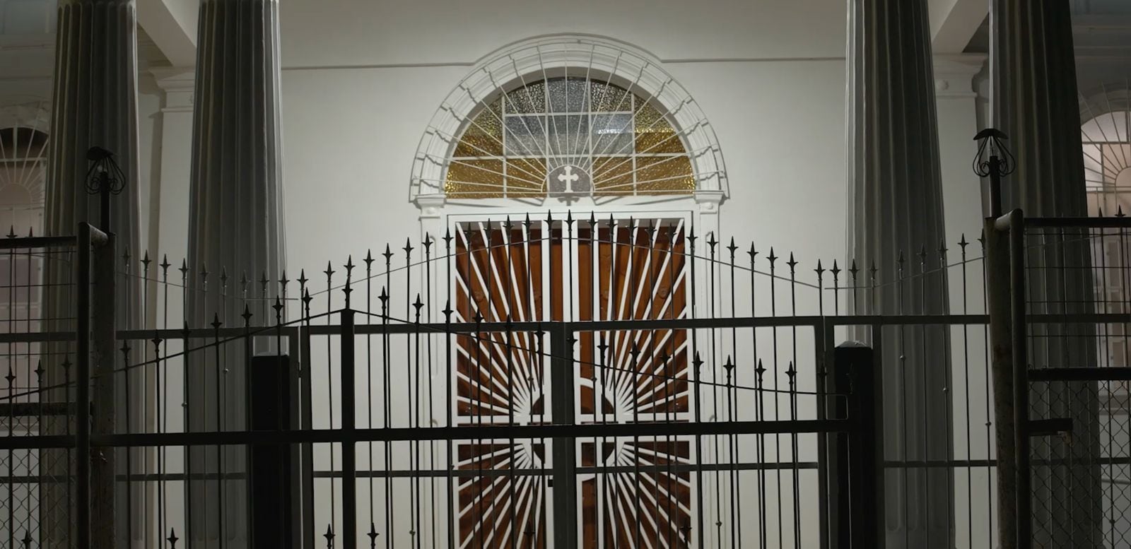 El sonado caso de los abusos sexuales del sacerdote, Mauricio Víquez Lizano, llega al cine en dos tandas que se presentarán el miércoles 25 y jueves 26 de la próxima semana. De la mano del director tico, Juan Manuel Fernandez Escoto. “El monaguillo, el cura y el jardinero”. Es el nombre de la película, la cual tiene también una frase pegada al título: “Cuando se rompe el silencio”.