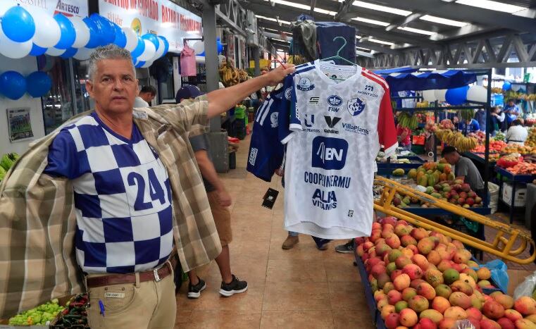 Alejandro Zúñiga Maroto, conocido en el mercado de Cartago como Chamber, fue designado por la revista National Geographic como el tico más feliz del mundo por eso lo buscamos este 2025 a ver si seguía siendo feliz.
