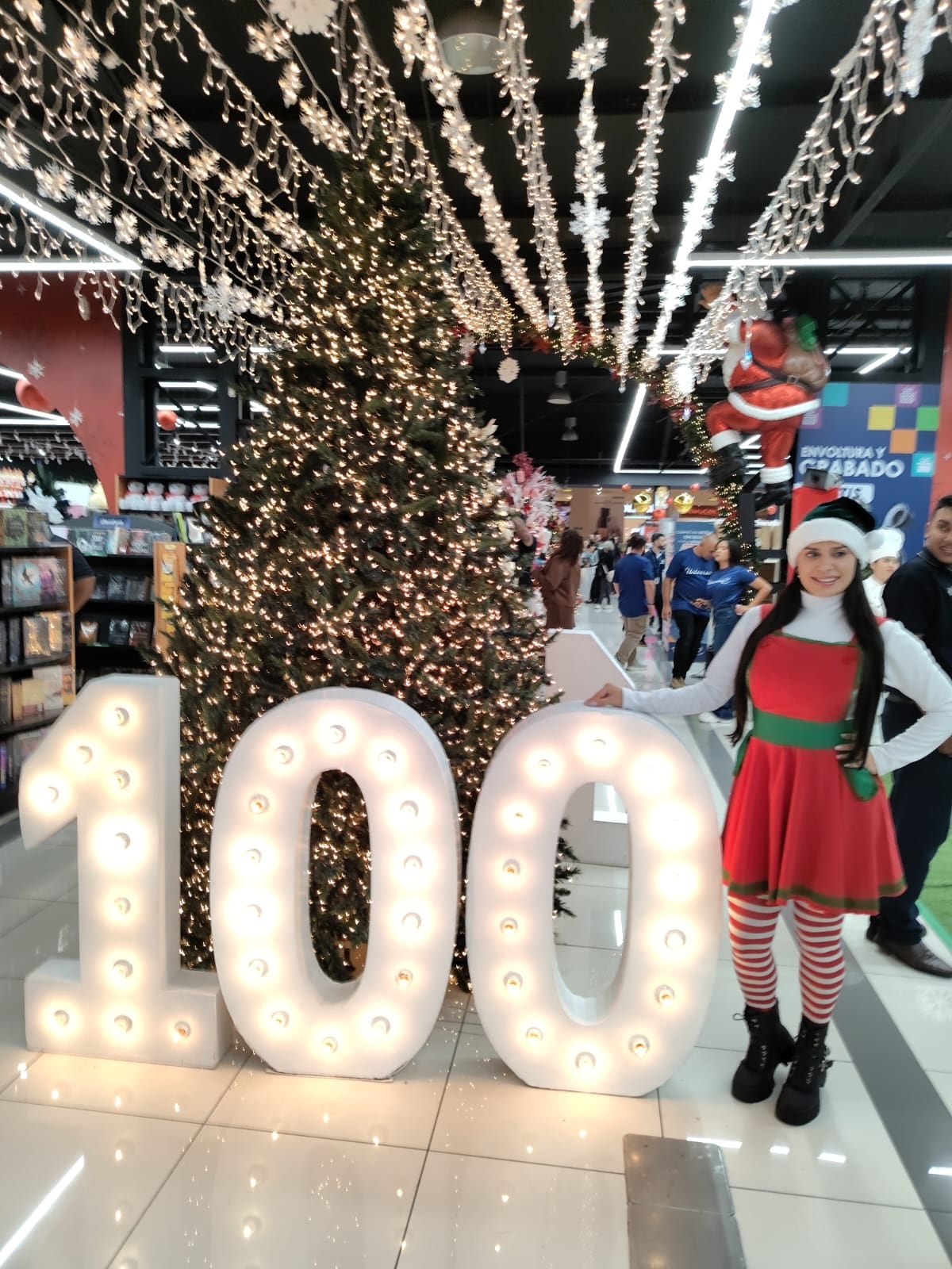 Universal celebra un siglo de historia con ocho colecciones navideñas, nuevas tiendas fuera de la GAM y opciones para que las familias preparen la Navidad con tiempo.