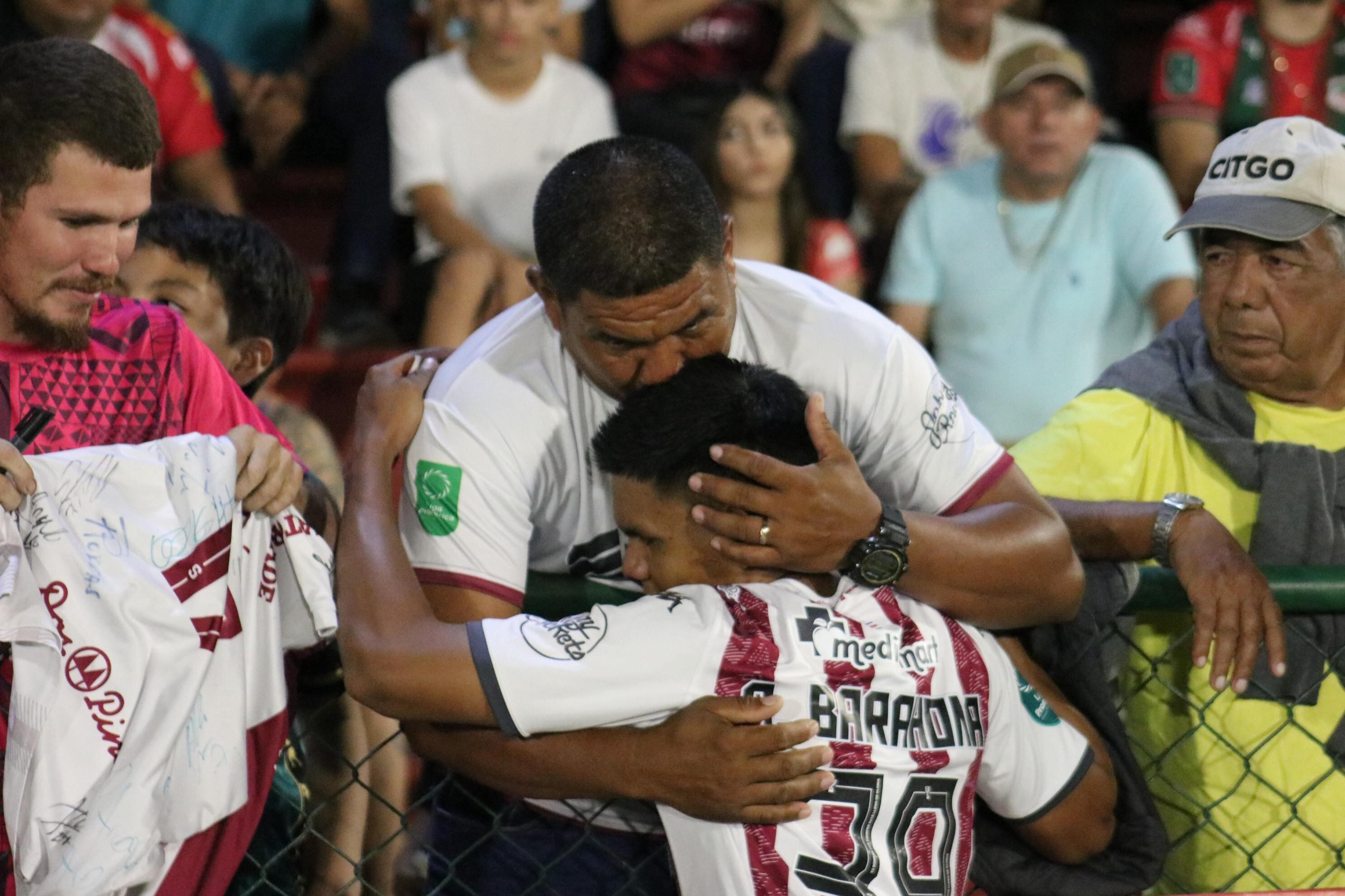 Alberth Barahona, jugador del Deportivo Saprissa y su familia. Cortesía.