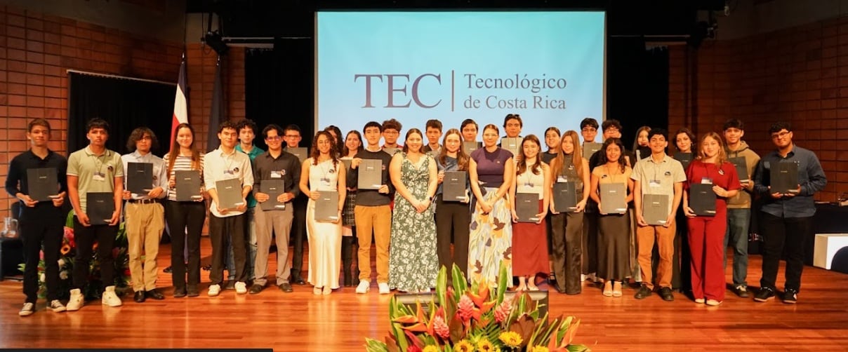 Andrea Ebanks Reyes, estudiante del colegio público Científico Costarricense, sede Alajuela, obtuvo el mayor puntaje posible en el Proceso de Admisión 2025-2026 para ingresar al Tecnológico de Costa Rica (TEC). Es decir, logró 800 puntos de 800 posibles.