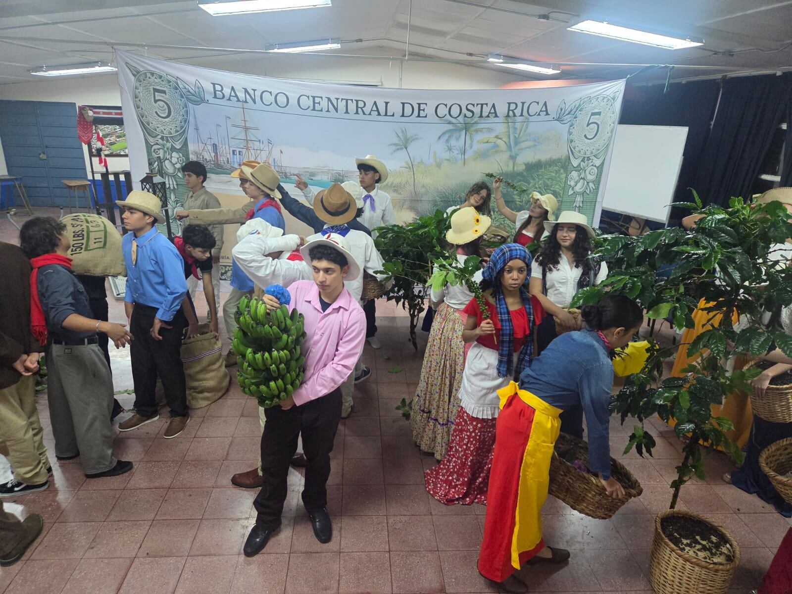 25 jóvenes del Colegio Técnico Profesional Carlos Pascual Zúñiga de San Rafael de Heredia le dio vida a nuestro hermoso billete de 5 colones. El director de la puesta en escena es Jonathan Arce Rodríguez y la idea fue de Juan Francisco Valerio Delgado, quien es investigador sociocultural. El CTP tiene un proyecto con los estudiantes que se llama "Viajeros en el tiempo".