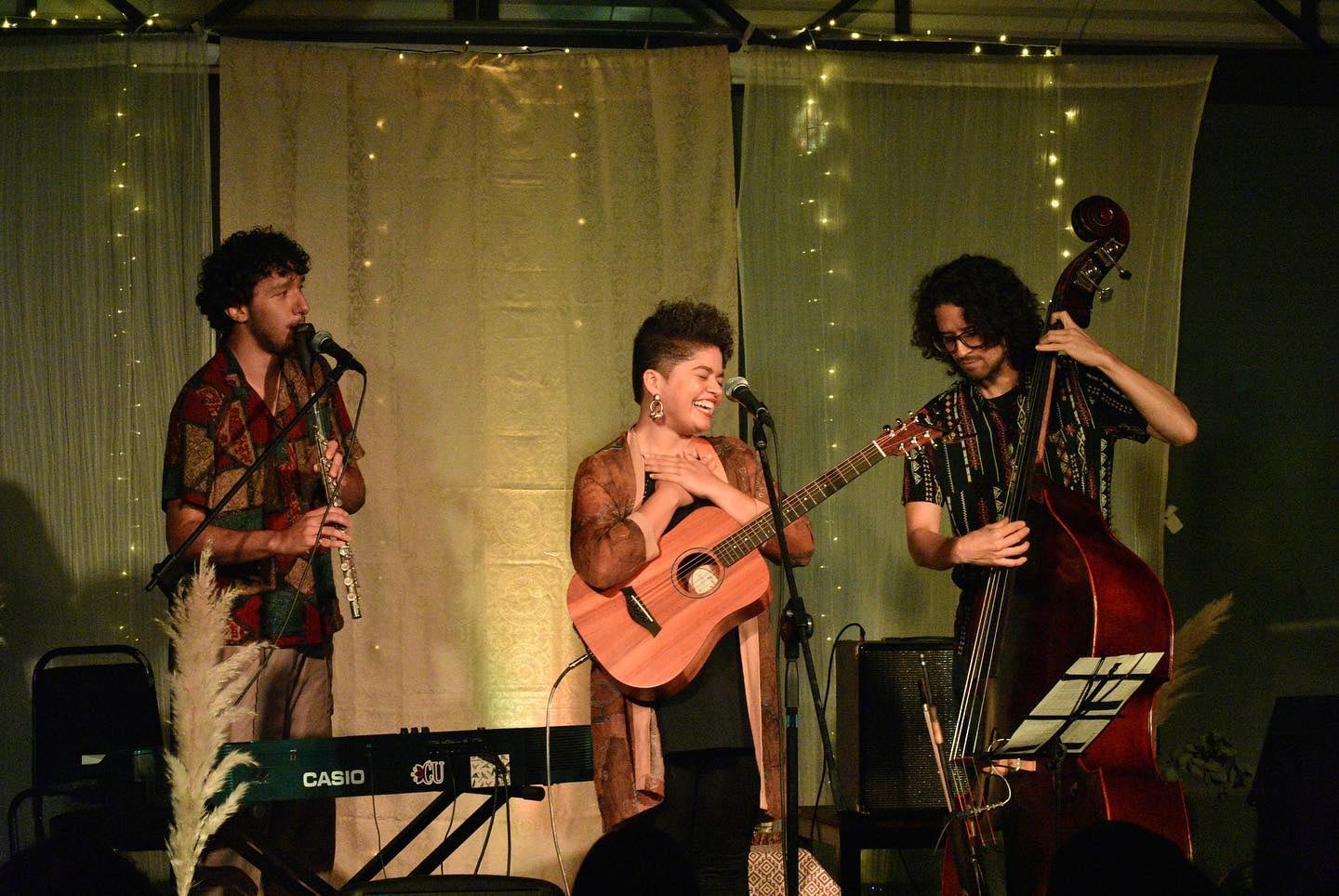 La cantautora nicaragüense Ceshia Ubau ganó el premio del “Mejor Sencillo Nueva Canción” por su canción “Para Mí”, además, recibieron premio los productores de su disco “Luz”, Rigoberto Alvarado y Brandon Cores, en la categoría “Productores del año” de los premios ACAM 2023