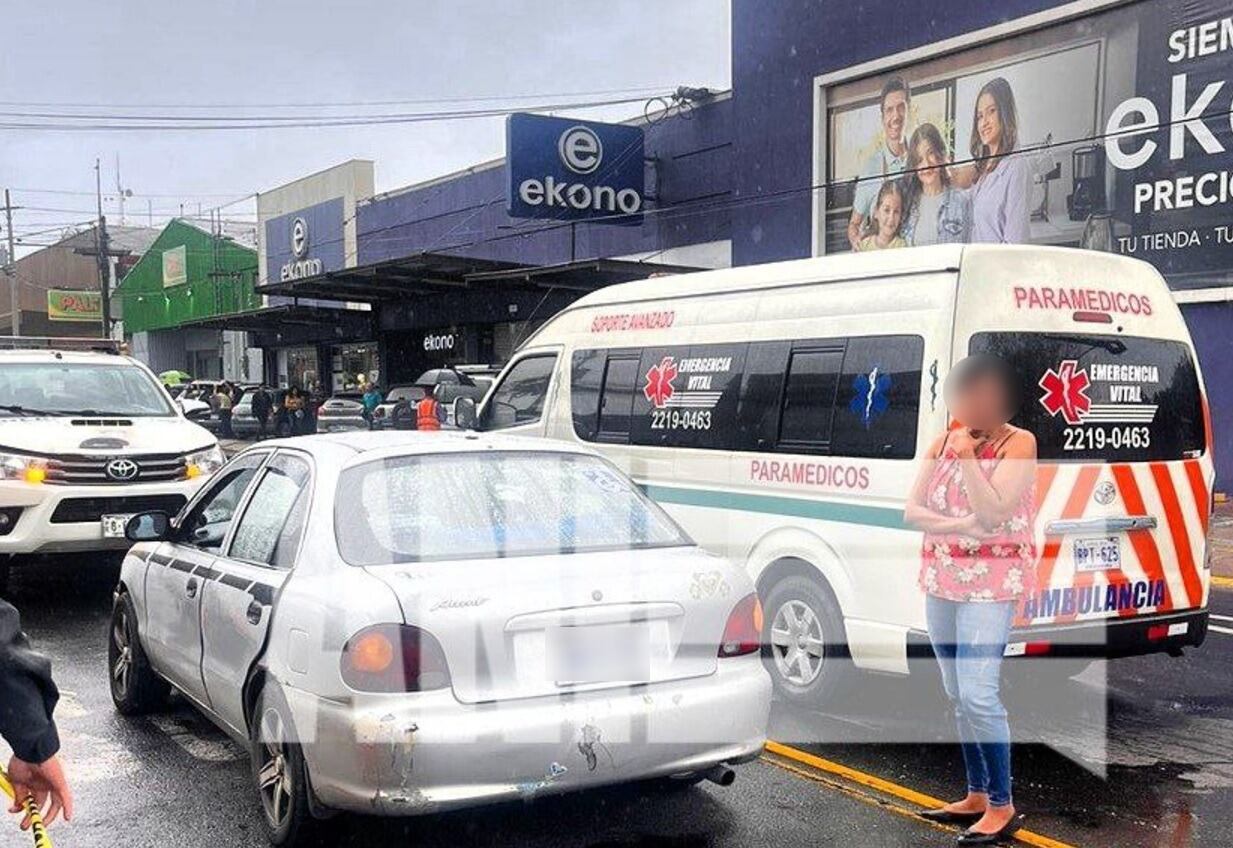 Este es el carro en el que viajaba la mujer y que fue atacado a balazos. Foto Agencia Nacional de Información.
