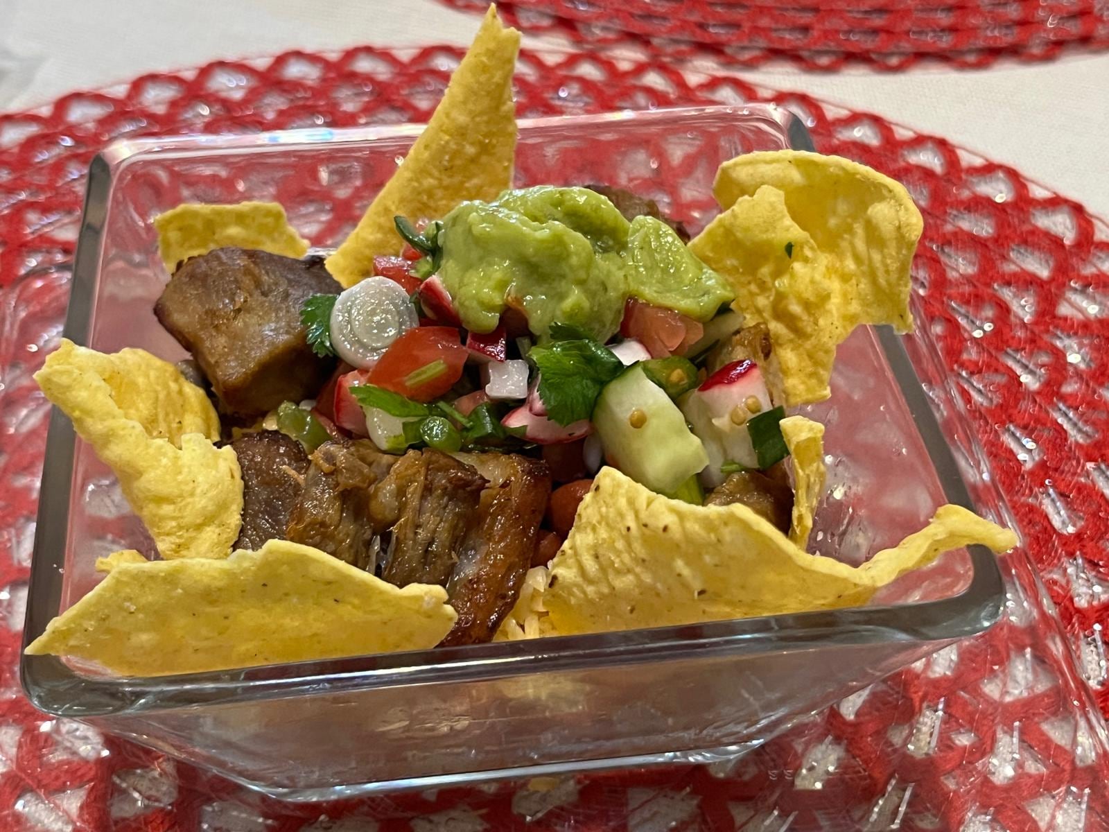 Kenneth Flores Sosa es un tico que vive en Miami y desde el fin de semana pasado arrancó ya con el operativo tamales 2024. El tico vive en Miami y desde hace 5 años comenzó con su proyecto de “Tamales con propósito”