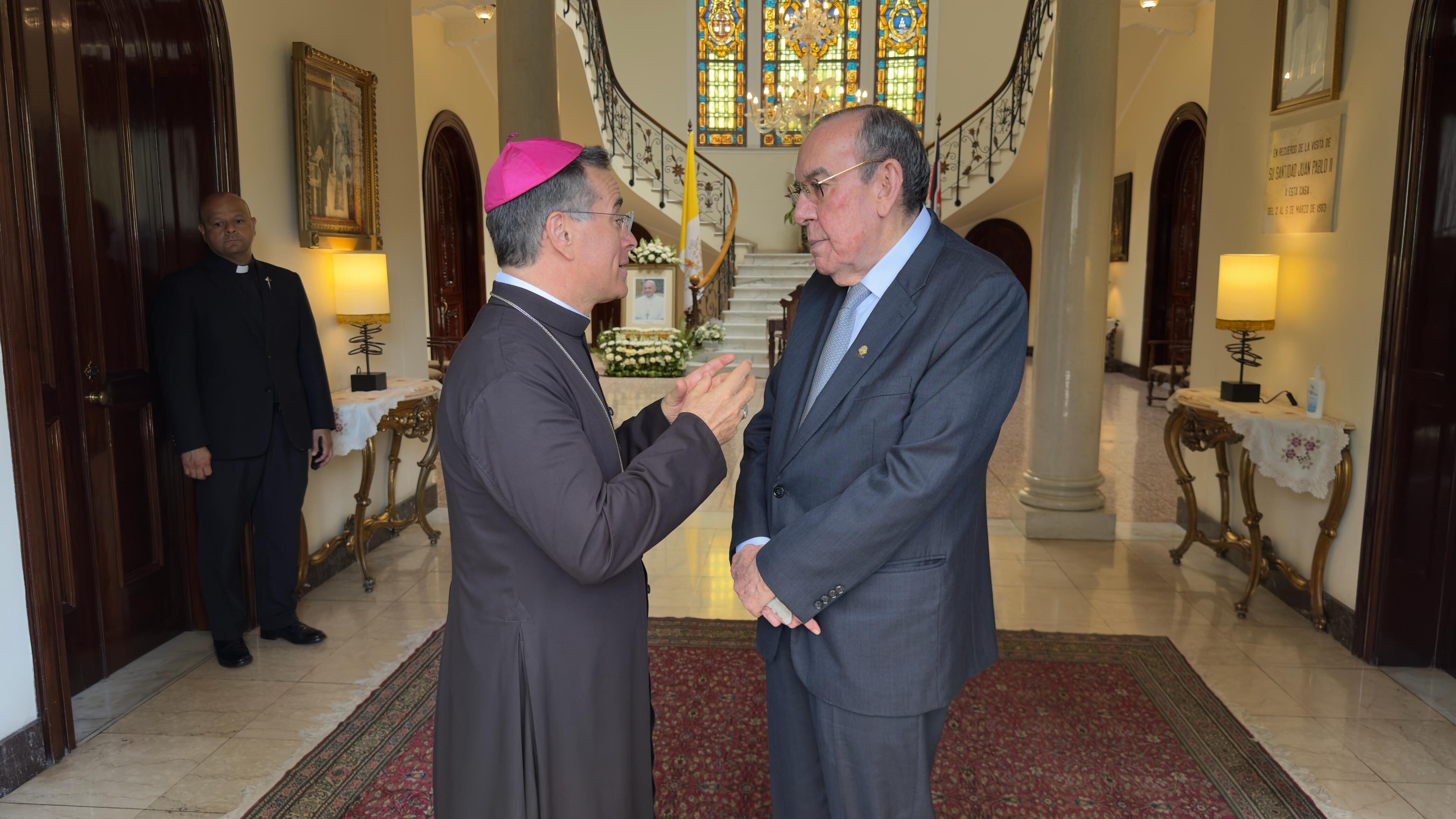 Rodrigo Arias firmó el Libro de Condolencias del papa Francisco