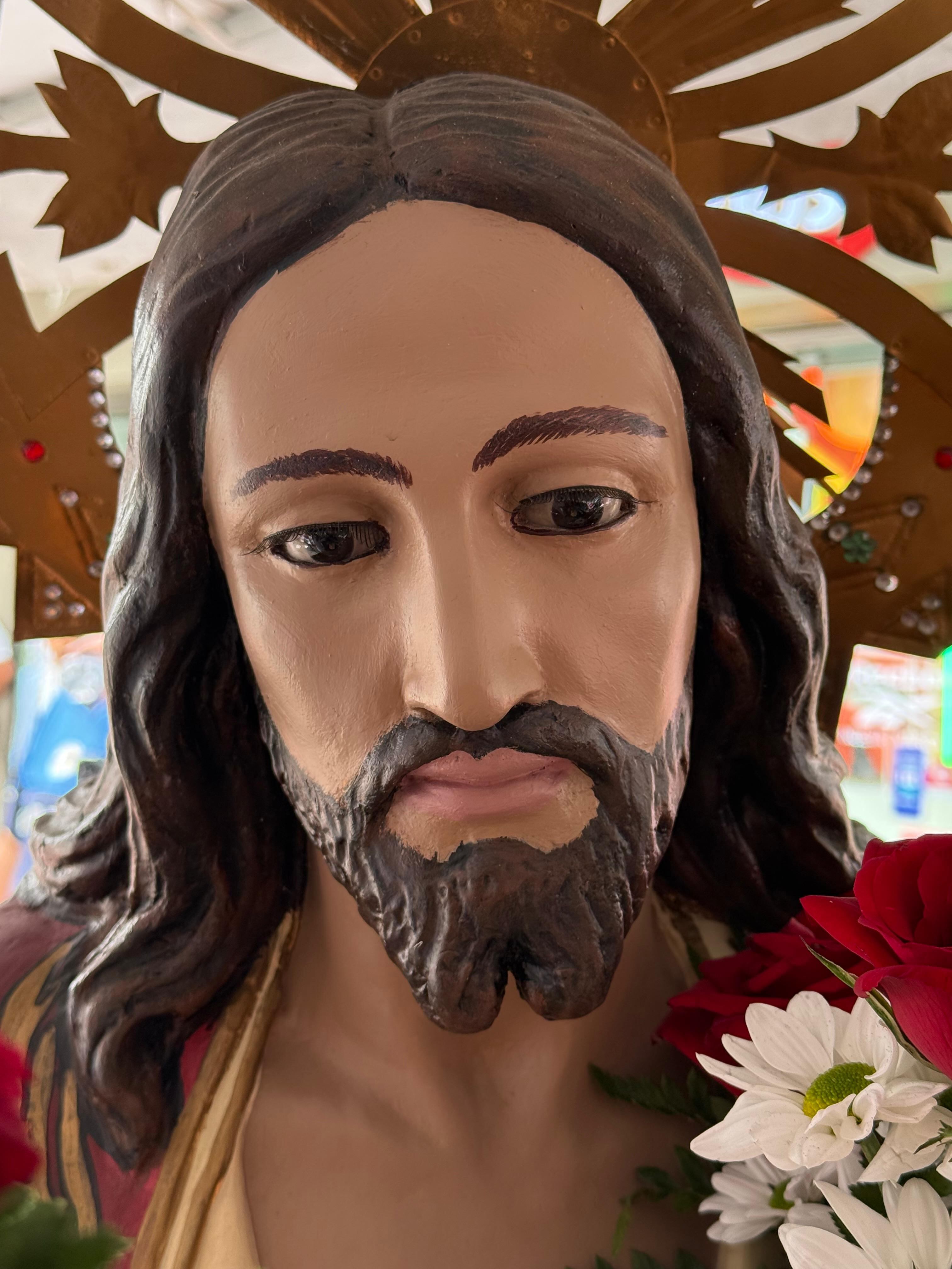 Don José Antonio Gutiérrez Leiva es un tramero de cuarta generación del Mercado Central de San José y fue él quien nos dijo: “Venga, acérquese, quédesele viendo a la imagen del Sagrado Corazón de Jesús, no deje de verla porque ahorita ella lo vuelve a ver a usted”