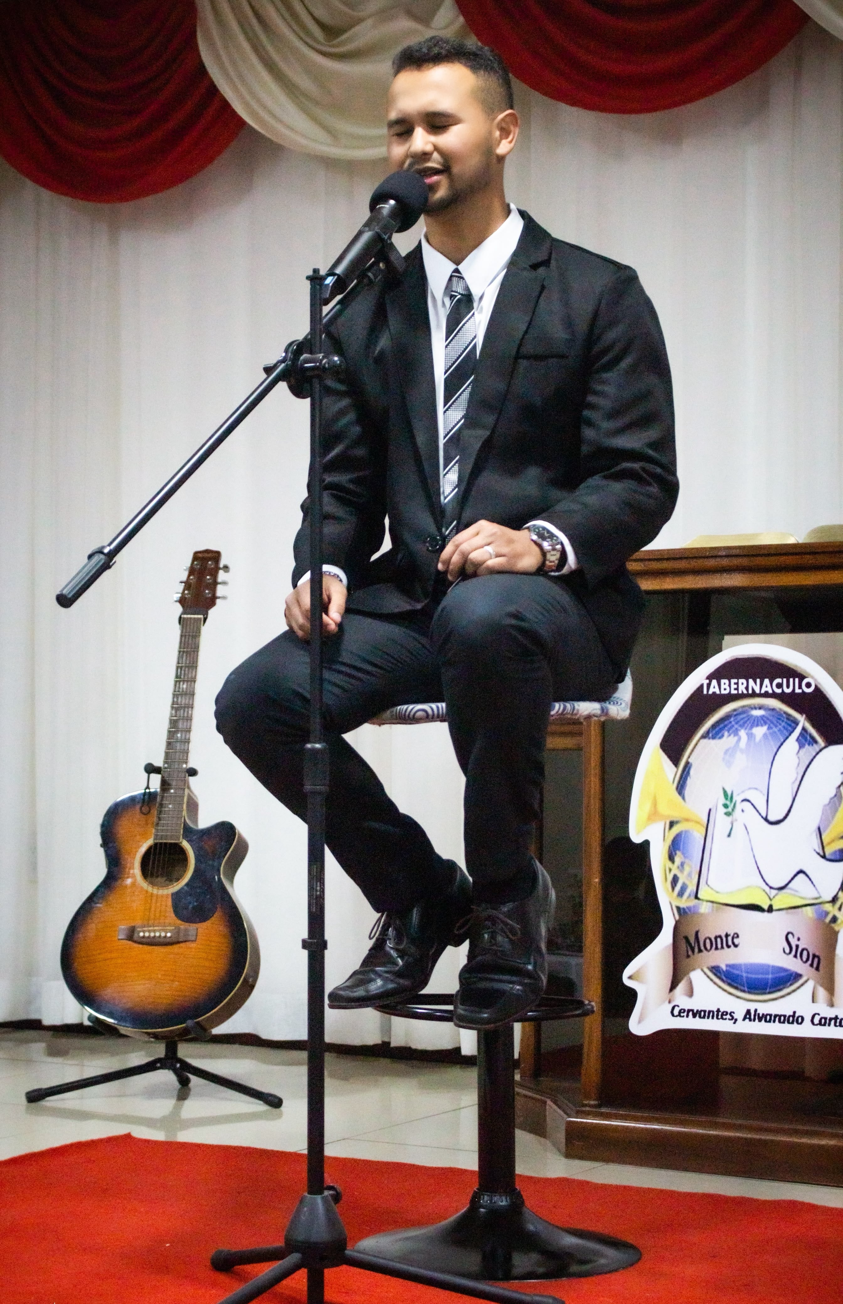 Andrés González, vecino de Cervantes de Cartago, lleva nueve años haciendo música pese a las limitaciones económicas.