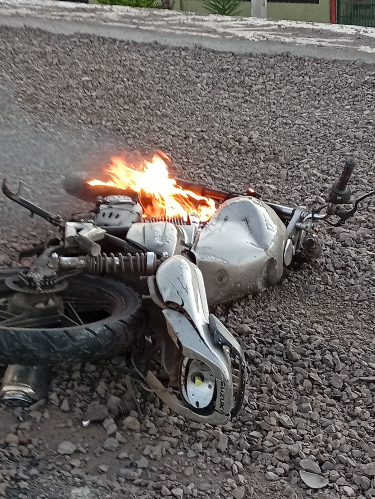 Un conductor protagonizó un terrible accidente en Circunvalación y se dio a la fuga